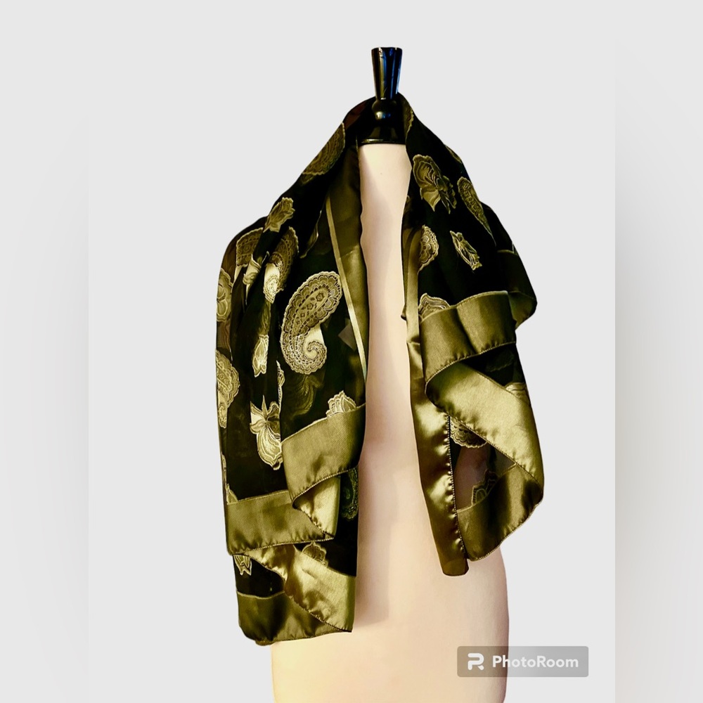 Beautiful Green Paisley Scarf